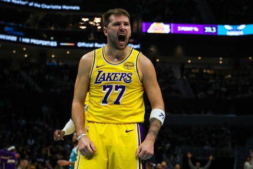 Luka Doncic celebra una volcada durante la victoria de Los Angeles Lakers ante los Charlotte Hornets el 10 de noviembre de 2025