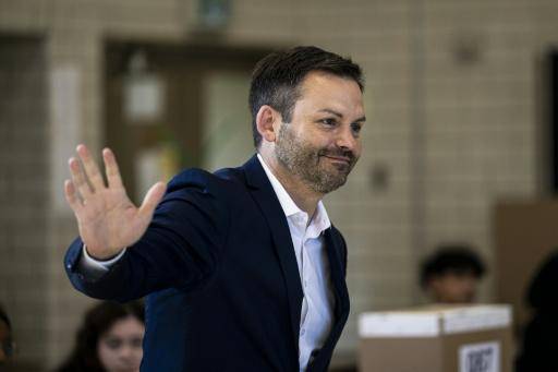 Paul St-Pierre Plamondon, líder del Partido Quebequés, saluda tras votar en las elecciones de la provincia de Quebec, el 5 de octubre de 2026 en la ciudad canadiense de Montreal