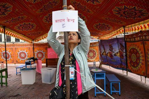 Una mujer prepara un centro de votación en vísperas de las elecciones legislativas nepalíes en Katmandú, el 4 de marzo de 2026