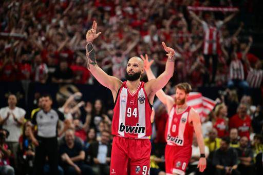 El francés Evan Fournier celebra la victoria con el Olympiakos ante el Fenerbahçe en semifinales de la Euroliga. En Atenas, el 22 de mayo de 2026
