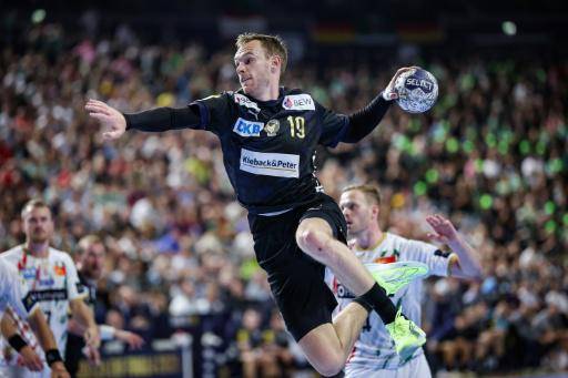 El jugador del Fuchse Berlín Mathias Gidsel, en acción en la final de la Liga de Campeones contra el SC Magdeburgo, en la ciudad alemana de Colonia, el 15 de junio de 2025