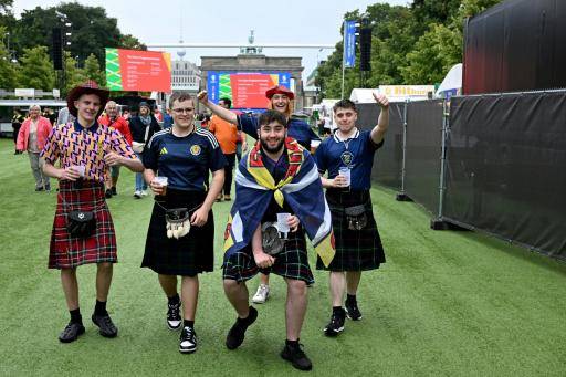 Aficionados de la selección de Escocia en una fan zone de la Eurocopa 2024 de fútbol cerca de la puerta de Brandenburgo de Berlín (Alemania), el 14 de junio de 2024