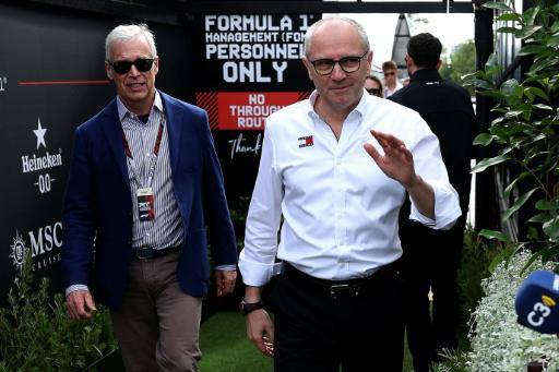 El director general de Formula One, Stefano Domenicali (derecha), camina por el paddock antes del Gran Premio de Australia de F1, en el circuito Albert Park de Melbourne, el 8 de marzo de 2026