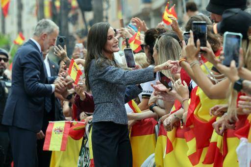 El rey Felipe VI (izq) y la reina Letizia saludan al público congregado para verles a su llegada a Ceuta, la ciudad española al norte de África que visitaron el 13 de octubre de 2026
