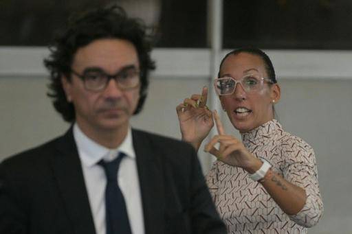 La psiquiatra Agustina Cosachov habla con su abogado Vadim Mischanchuk durante una audiencia del juicio por la muerte del exfutbolista argentino Diego Maradona, en San Isidro, a las afueras de Buenos Aires, el 6 de mayo de 2025