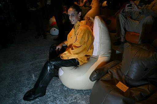 La campeona olímpica de boxeo argelina Imane Khelif, entre el público en un desfile de la firma Bottega Veneta en la Semana de la Moda de Milán, en Italia, el 21 de septiembre de 2024