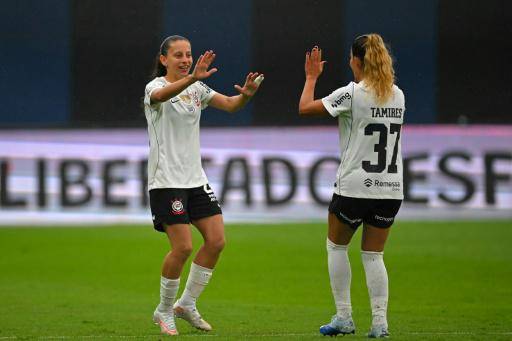 La centrocampista uruguaya del Corinthians, Belén Aquino, celebra junto a la defensa del Corinthians, Tamires, tras anotar un gol durante el partido del Grupo A de la Copa Libertadores Femenina 2026 entre el Santa Fe de Colombia y el Corinthians de Brasil, disputado en el estadio Banco Guayaquil, en Quito, el 21 de octubre de 2026
