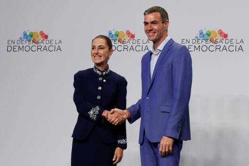 La presidenta de México, Claudia Sheinbaum, y el presidente del gobierno españo, Pedro Sánchez, se saludan en el encuentro en defensa de la democracia, en Barcelona, el 18 de abril de 2026