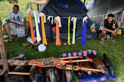 Unos indígenas brasileños venden artesanía en el Campamento Tierra Libre, en Brasília, el 5 de abril de 2026