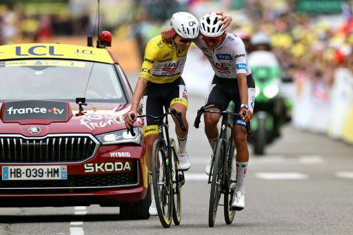 El corredor esloveno del UAE Team Emirates - XRG, Tadej Pogacar, con el maillot amarillo, junto a su compañero de equipo mexicano Isaac Del Toro, con el maillot blanco, en la llegada en Alpe d'Huez en la 20ª etapa del Tour de Francia, el 25 de julio de 2026