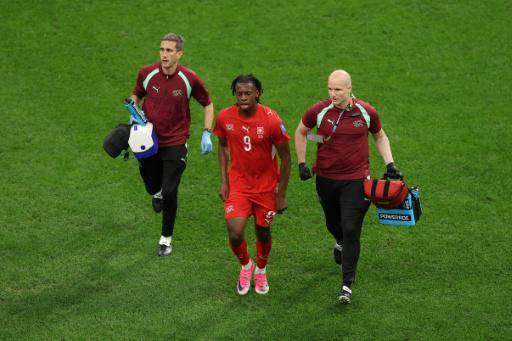 El suizo Johan Manzambi se retira del campo durante el partido ante Argelia el 2 de julio de 2026 en Vancouver
