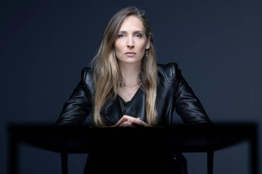 La exmodelo francesa Juliette G. posa durante una sesión de fotos en París, el 10 de marzo de 2026