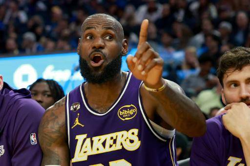El jugador de Los Angeles Lakers LeBron James habla con un aficionado durante un partido de la NBA contra los Golden State Warriors en San Francisco el 9 de abril de 2026