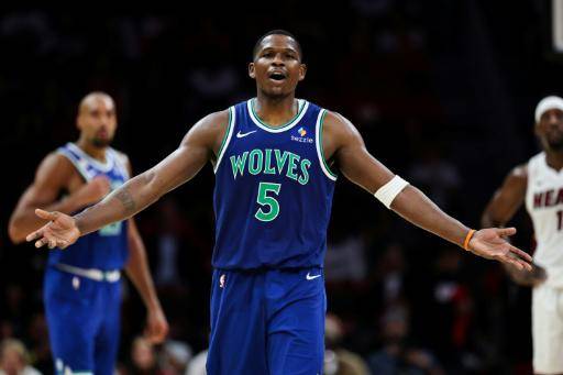 Anthony Edwards, número 5 de los Minnesota Timberwolves, reacciona ante el Miami Heat durante la segunda mitad del partido en el Kaseya Center, en Miami, Florida, el 21 de octubre de 2026