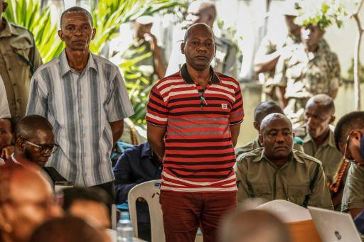 El autoproclamado pastor Paul Mackenzie (c) y el resto de acusados de haber asesinado a 191 adeptos de su secta comparecen ante un tribunal de Mombasa, en Kenia, el 19 de octubre de 2026
