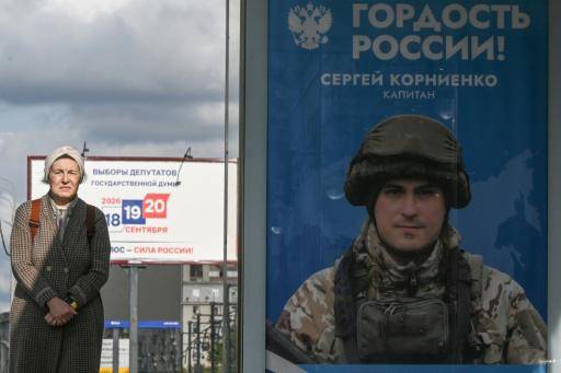 Una persona pasa cerca de un cartel que promociona al ejército ruso en Ucrania, en el que se puede leer Orgullo de Rusia, en Moscú, el 15 de septiembre de 2026.
