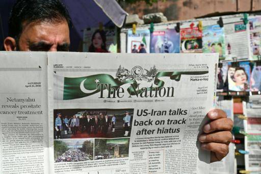 Un hombre lee un periódico en inglés con el titular 'Las conversaciones EEUU-Irán se reanudan tras una pausa', el 25 de abril de 2026 en Islamabad, la capital paquistaní