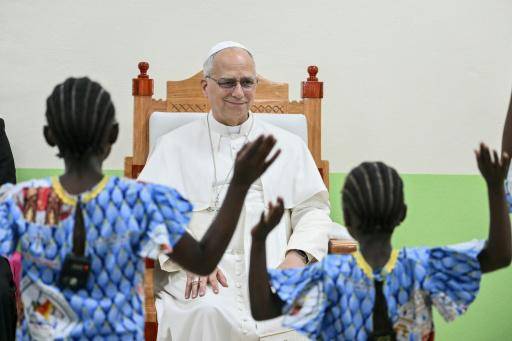 El papa León XIV (C) mira a los niños que realizan un baile en honor a su visita al orfanato Ngul Zamba (Poder de Dios), en Yaundé, Camerún, en su gira por África, el 15 de abril de 2026