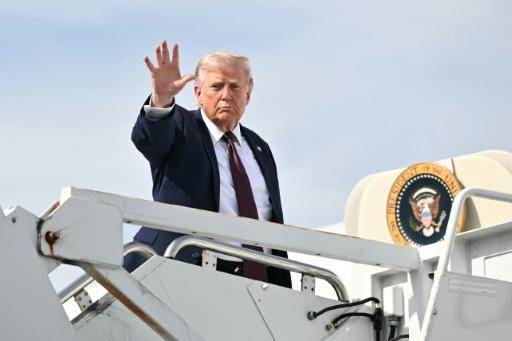 El presidente Donald Trump se despide al subir a su avión oficial, el Air Force One, en el aeropuerto de Reading (Pensilvania), el 23 de junio de 2026 el noreste de EEUU