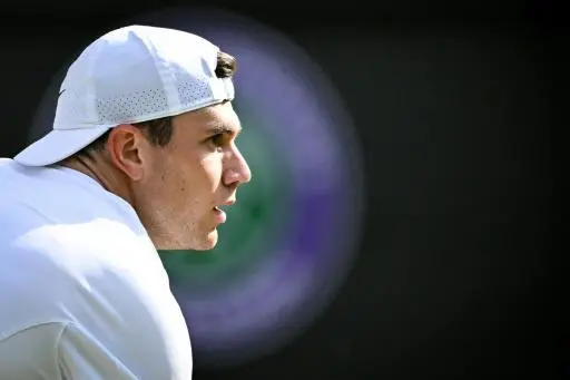 El tenista británico Jack Draper juega contra el croata Marin Cilic un partido de la segunda ronda del torneo de Wimbledon, en Londres, el 3 de julio de 2025