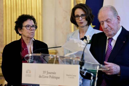 El rey emérito español Juan Carlos I tras recibir un premio por sus memorias en París, el 11 de abril de 2026