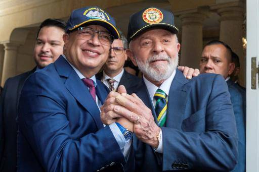 Los mandatarios Gustavo Petro (izq) y Luiz Inacio Lula da Silva posan para las cámaras en el palacio presidencial colombiano, el 17 de abril de 2024 en Bogotá
