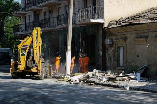Trabajadores municipales retiran escombros tras un ataque ruso contra Odesa, el 15 de julio de 2026 al sur de Ucrania