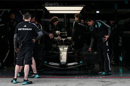 Los mecánicos de Mercedes preparan el coche de George Russell antes del inicio del Gran Premio de China de Fórmula 1, en el circuito de Shanghái el 12 de marzo de 2026