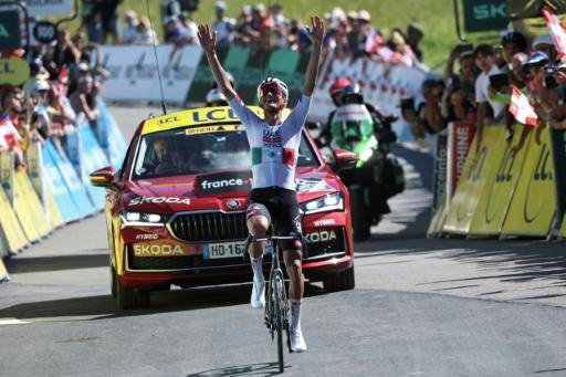 El corredor mexicano del UAE Team, Isaac Del Toro, celebra su victoria en la 8ª etapa del Tour de Auvernia-Ródano-Alpes, en Plateau de Solaison, en los Alpes franceses, el 14 de junio de 2026
