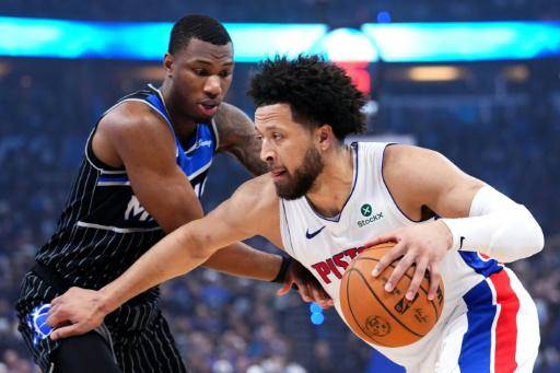 Cade Cunningham, de los Detroit Pistons, defendido por Jamal Cain, de los Orlando Magic, en el sexto partido de la serie de primera ronda de los playoffs de la NBA el 1 de mayo de 2026