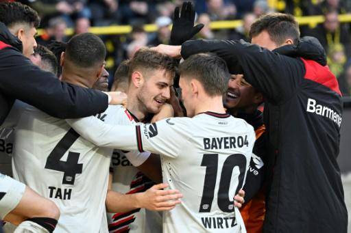 Josip Stanisic es felicitado por sus compañeros después de empatar en el tiempo añadido en la visita del Bayer Leverkusen al Borussia Dortmund en partido de Bundesliga. El 21 de abril de 2024 en Dortmund