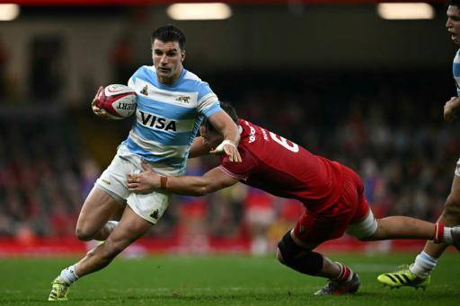 El apertura argentino Gerónimo Prisciantelli (izquierda) supera el tackle del galés Alex Mann en el test-match que disputaron ambas selecciones en el Millenium Stadium de Gales, el 9 de noviembre de 2025