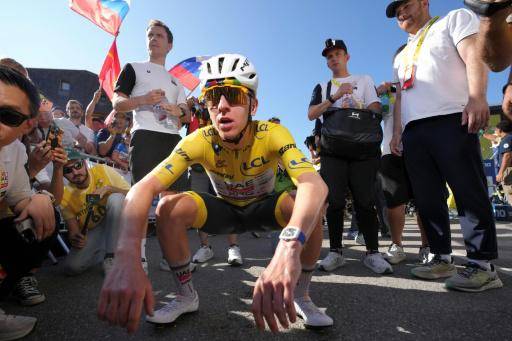 El ciclista esloveno Tadej Pogacar celebra su victoria en la 19ª etapa del Tour de Francia 2026, de 127,9 km entre Gap y el Alpe d'Huez, el 24 de julio de 2026 en los Alpes franceses