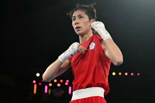 La boxeadora taiwanesa Lin Yu-ting combate contra la polaca Julia Szeremeta en la final de 57 kilos de los Juegos Olímpicos de París, el 10 de agosto de 2024