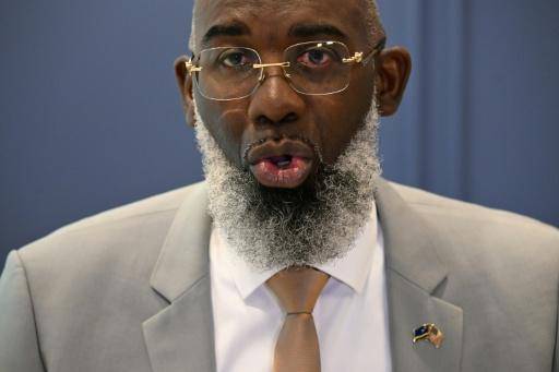 El primer ministro de Curazao, Gilmar Pisas, habla durante una entrevista con la AFP en el Palacio del Gobernador, la residencia oficial del representante de la Corona neerlandesa, en el complejo de Fuerte Ámsterdam en Willemstad, en el Caribe neerlandés, el 10 de abril de 2026.