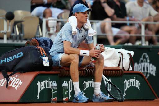 El tenista italiano Jannik Sinner descansa durante su victoria ante el francés Clement Tabur el 26 de mayo de 2026 en París, en la primera ronda de Roland Garros