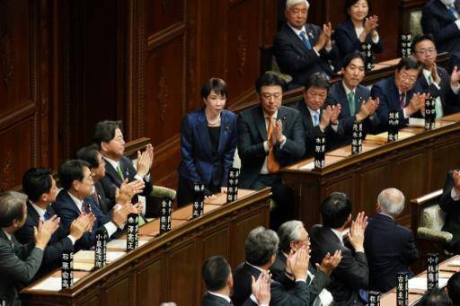 La primera ministra japonesa, Sanae Takaichi (C), se pone de pie tras ser confirmada en su cargo por la cámara baja del Parlamento, el 18 de febrero de 2026