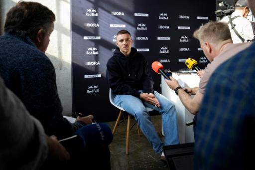 El ciclista belga Remco Evenepoel responde a las preguntas de la prensa el 10 de diciembre de 2025 en la localidad española de Binissalem, en la isla balear de Mallorca