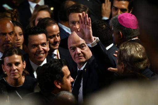 El presidente de la FIFA, Gianni Infantino, saluda a su llegada a la Universidad Santiago de Cali para la jura de Abelardo de la Espriella como presidente de Colombia el 7 de agosto de 2026