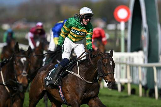 Paul Townend, montado sobre I Am Maximus, celebra la victoria en el Grand National, en el Hipódromo de Aintree de Liverpool (noroeste de Inglaterra) el 11 de abril de 2026