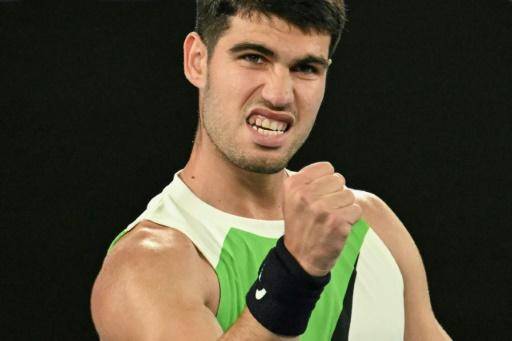 El tenista español Carlos Alcaraz celebra un triunfo ante el australiano Adam Walton, el 18 de enero de 2026 en Melbourne, en la primera ronda del Abierto de Australia