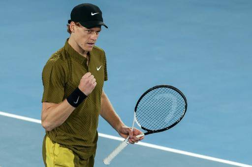 El italiano Jannik Sinner celebra su victoria ante el australiano James Duckworth en segunda ronda del Abierto de Australia, en Melbourne, el 22 de enero de 2026