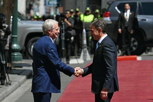 El presidente de Chile, José Antonio Kast (izq.), recibido por su homólogo de Bolivia, Rodrigo Paz, el 16 de octubre de 2026 en la Plaza Murillo, en La Paz