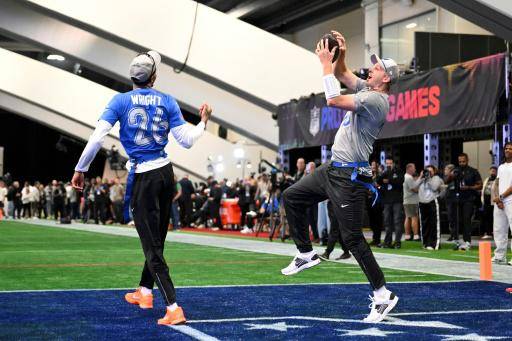 Jared Goff, número 16 de los Detroit Lions, y Nahshon Wright, número 26 de los Chicago Bears, durante el entrenamiento del Pro Bowl de la NFC en el Moscone Center South el 2 de febrero de 2026 en San Francisco, California