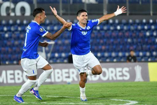 Federico Barrandeguy, defensor de Juventud, celebra con su compañero después de anotar el primer gol de su equipo durante el partido de vuelta de la fase dos de la Copa Libertadores ante Guaraní de Paraguay, en el Estadio Defensores del Chaco de Asunción, el 26 de febrero de 2026