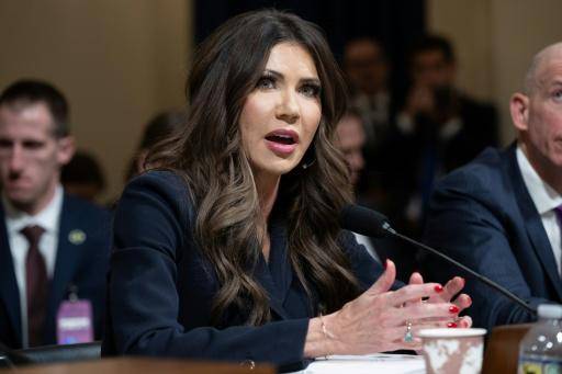 La secretaria de Seguridad Nacional de EEUU, Kristi Noem, habla ante un comité de la Cámara de Representantes sobre las amenazas a la seguridad interior, el 11 de diciembre de 2025 en Washington