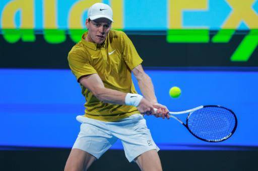 El italiano Jannik Sinner golpea la bola ante el checo Thomas Machac en el Torneo de Doha, el 16 de febrero de 2026