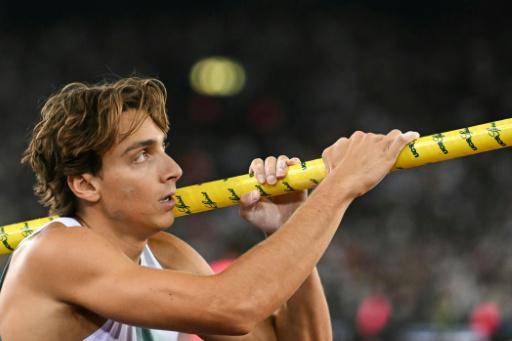 Armand Duplantis durante la competencia del salto con garrocha de la reunión de la Liga de Diamante de Zurich (Suiza), el 27 de agosto de 2026