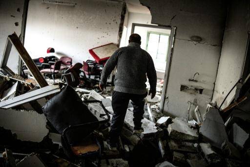 Un hombre camina sobre los escombros de un apartamento destrozado durante una operación militar israelí en la que murió un palestino armado, el 25 de noviembre de 2025 en la ciudad de Naplusa, al norte de Cisjordania