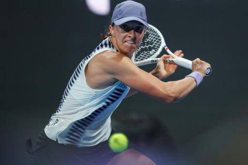 La polaca Iga Swiatek devuelve la pelota a la australiana Daria Kasatkina durante su partido individual femenino en el torneo de tenis Qatar Open en Doha el 11 de febrero de 2026